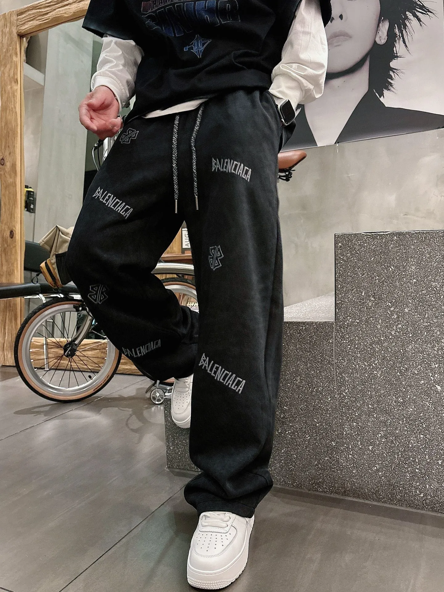 Balenciaga 🆕2026 Autumn and Winter New Arrival Casual Pants! The official website will be released simultaneously. Brand Classic LOGO casual pants, customized fabrics, excellent comfort and strong touch. Highly recognisable, perfect appearance and craftsmanship. Size:M-3XL
